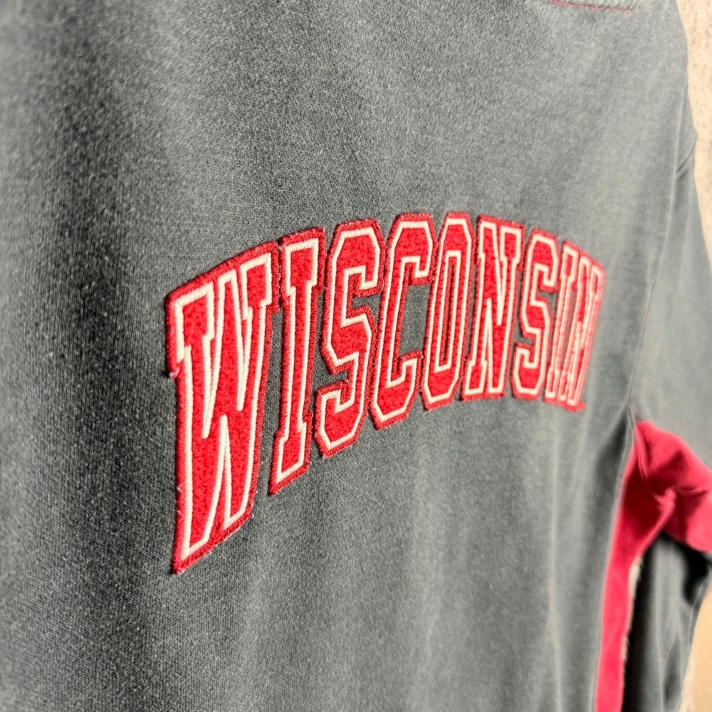 Wisconsin Badgers Hoodie Men's XL Bucky Badger Colosseum NCAA Grey Red Pullover - Picture 12 of 16